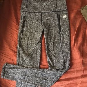 Lululemon high rise size 4 with pockets and contour stitching